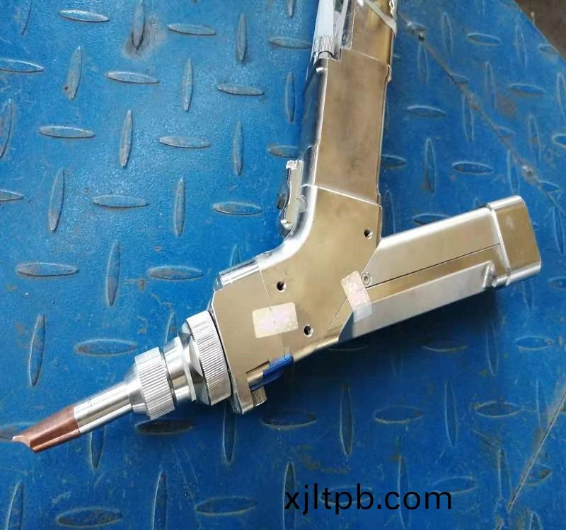 手(shou)持激光銲槍(qiang)