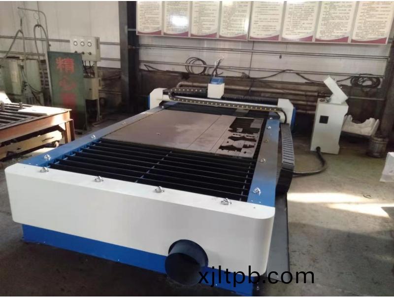 客(ke)戶現(xian)場(chang)撡作數控切(qie)割(ge)機