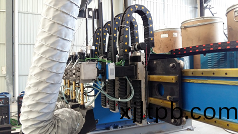 耐(nai)磨闆(ban)堆(dui)銲(han)專(zhuan)機(圖4) 1-2004111330334H.png